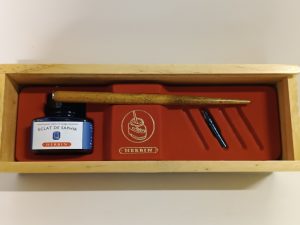 Ecost Customer Return Herbin 27016T - A wooden box '' Sapphire eclat '' Compret a wooden puck, 5