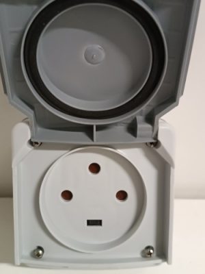 Ecost customer return Legrand LEG91656 Waterproof Socket SurfaceMounted E Socket 20 A 3p IP55 ik08 i Ecost customer return Legrand LEG91656 Waterproof Socket SurfaceMounted E Socket 20 A 3p IP55 ik08 i